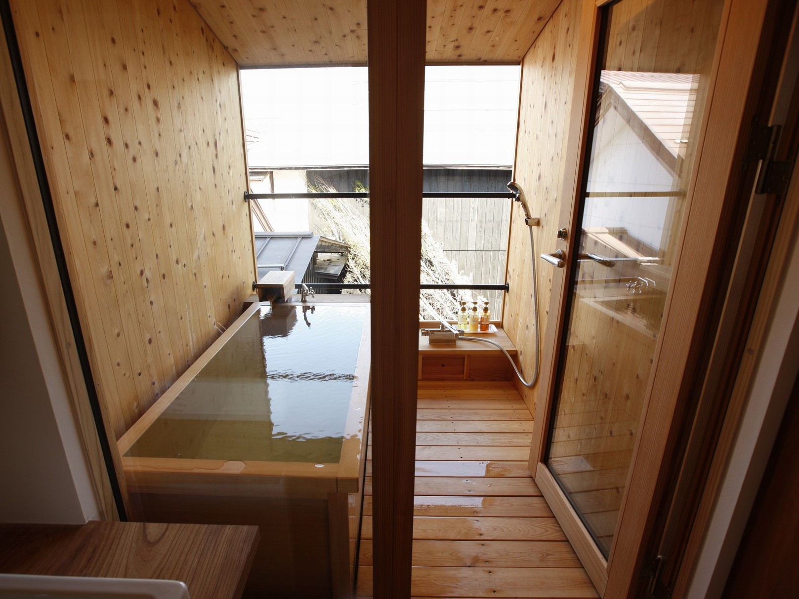 【KURA05】2階はヒノキ風呂で源泉かけ流しの温泉と眺めを独占