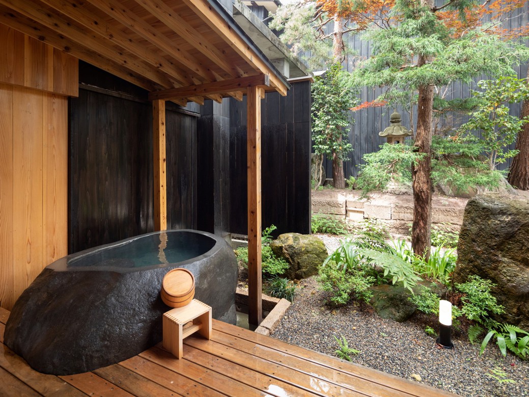 【YAMAGATA03】庭には蔵王石をくり抜いた露天風呂。小さな庭を愛でながら赤湯の効能ある温泉をか