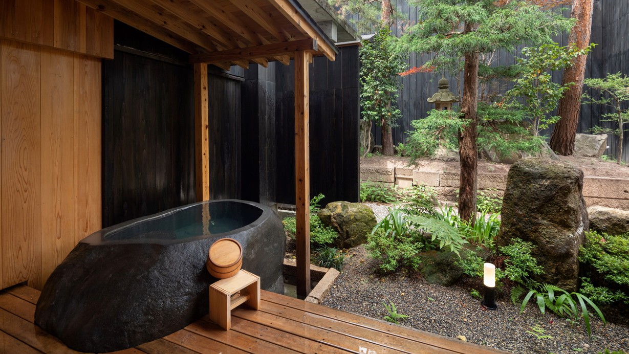 【YAMAGATA02】庭には蔵王石をくり抜いた露天風呂。小さな庭を愛でながら赤湯温泉をかけ流しで