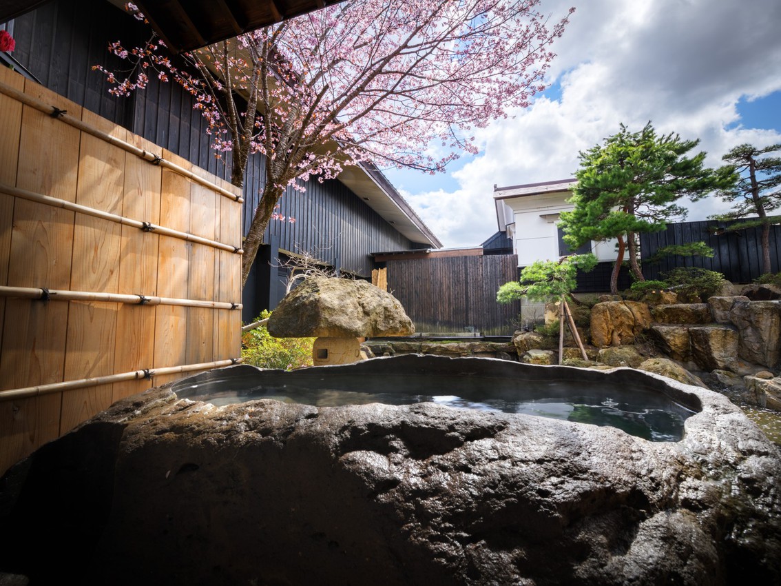 【SAKURA02】貴重な蔵王石の巨石をくり抜いた露天風呂