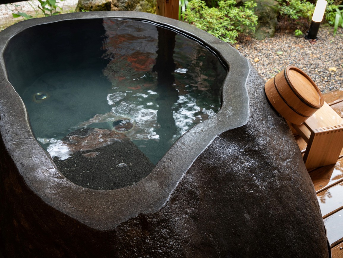 【YAMAGATA03】庭には蔵王石をくり抜いた露天風呂。小さな庭を愛でながら赤湯の効能ある温泉をか