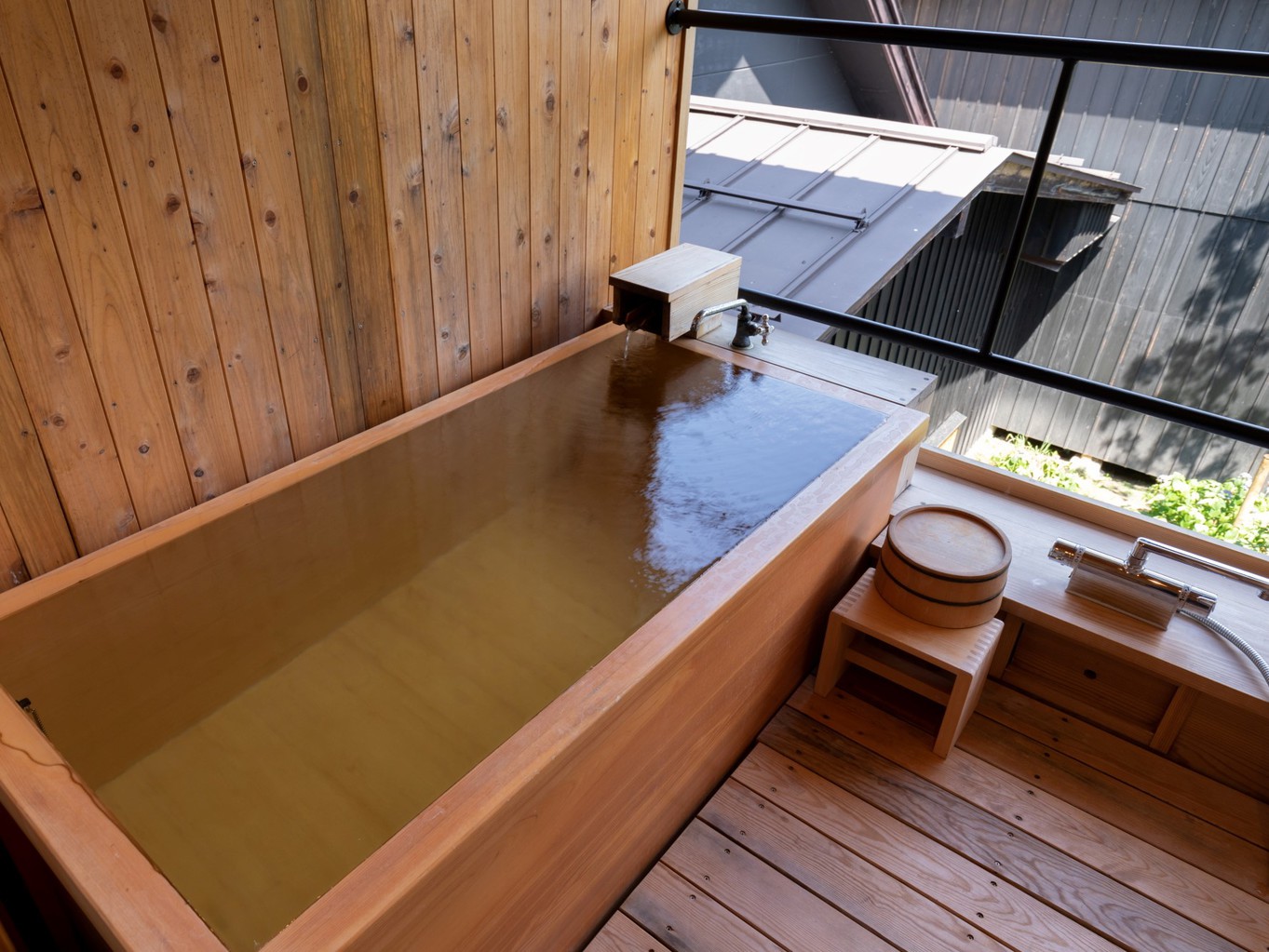 【KURA05】庭を見下ろすヒノキの露天風呂