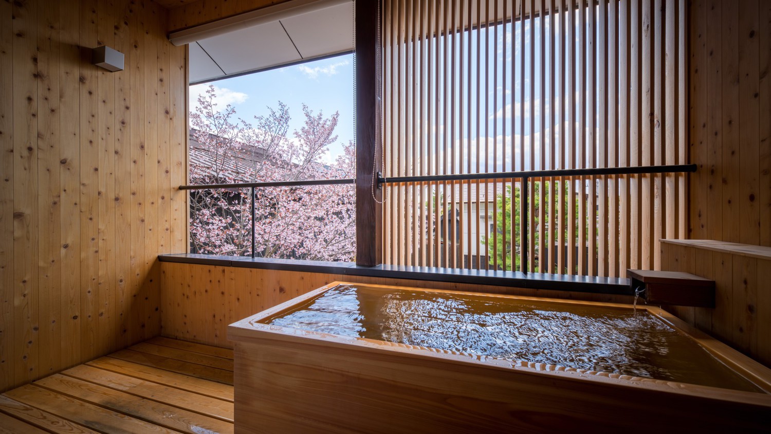 【SAKURA05】2階の露天風呂はヒノキ。春は桜を眺めるお部屋