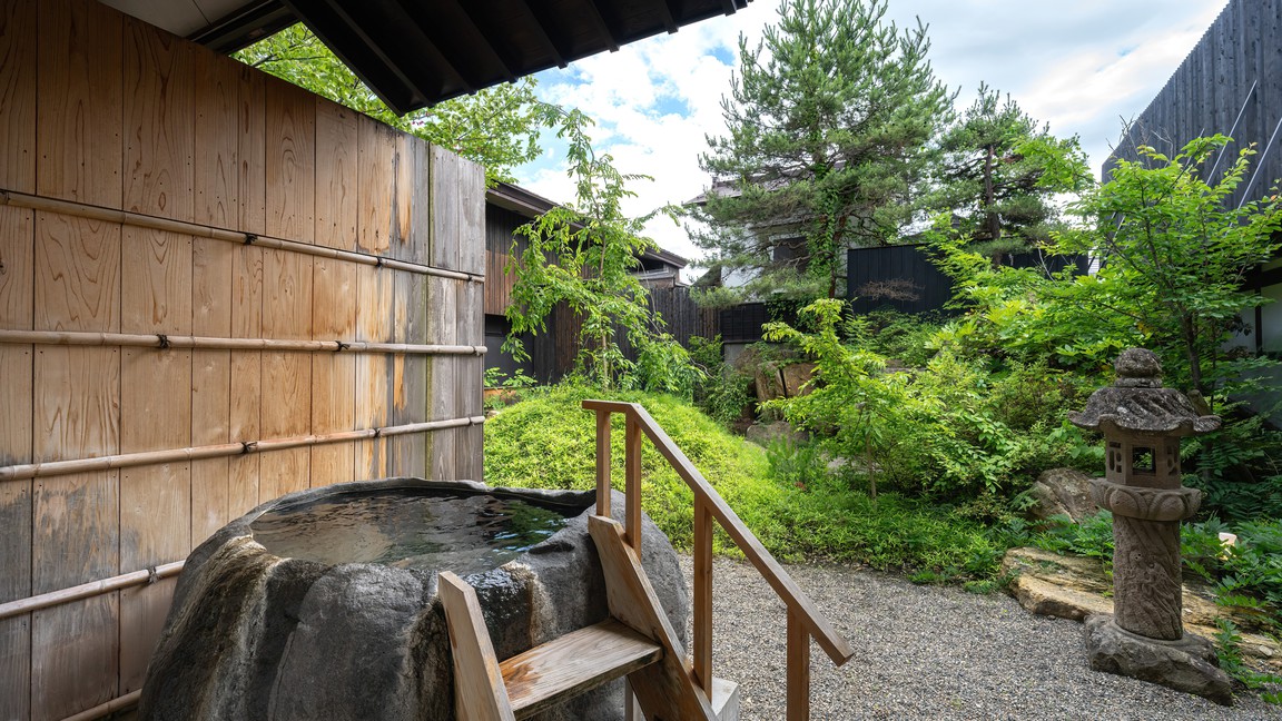 【SAKURA01】蔵王岩の露天風呂付き１F客室