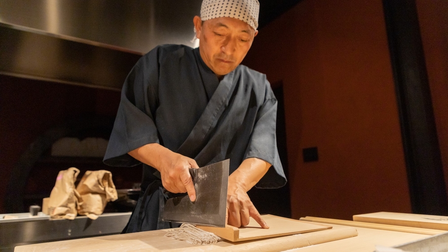 【蕎麦打ち】夕方にはそば打ちを披露。そば処山形ならではのライブ感をお楽しみください