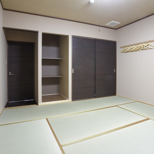 Japanese-style room (6 tatami mats)