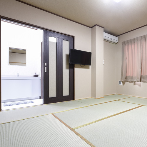 Japanese-style room (8 tatami mats) (with bathroom, toilet and washbasin)