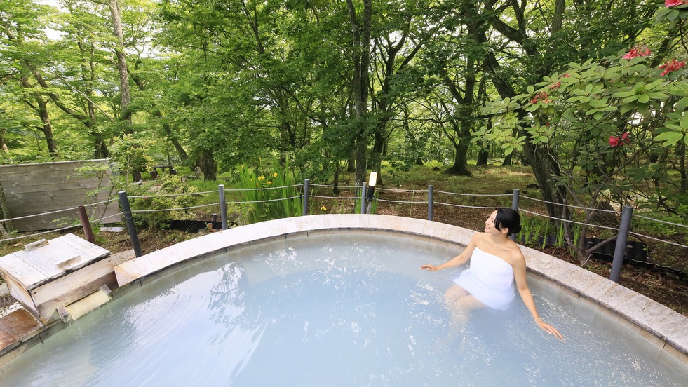 露天風呂｜木々や花々に囲まれた空間です