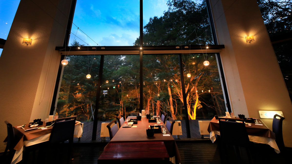 レストラン｜大きな窓から自然を望めます