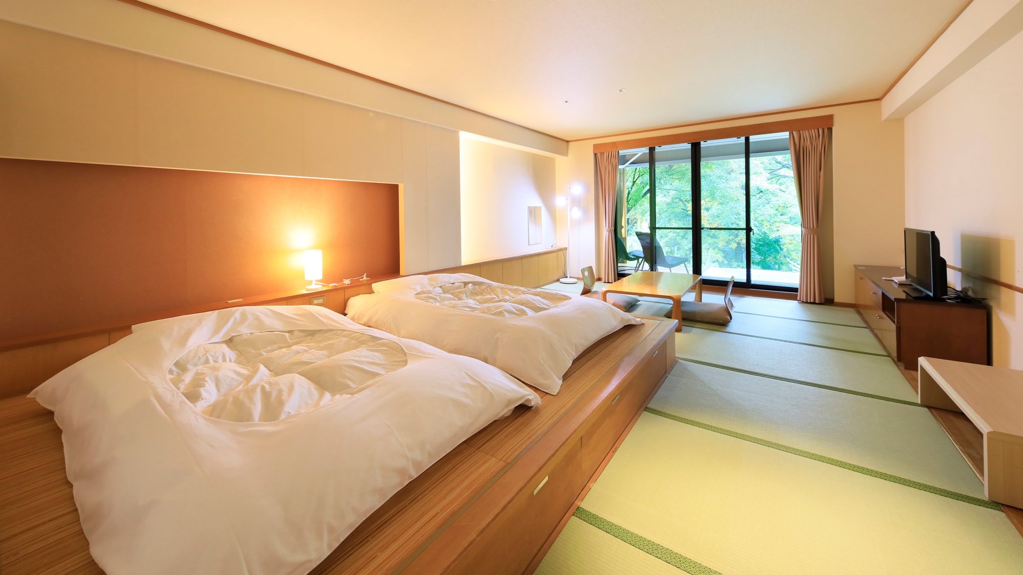 【露天風呂付】和室｜畳に小上がりの布団スペースがある客室です