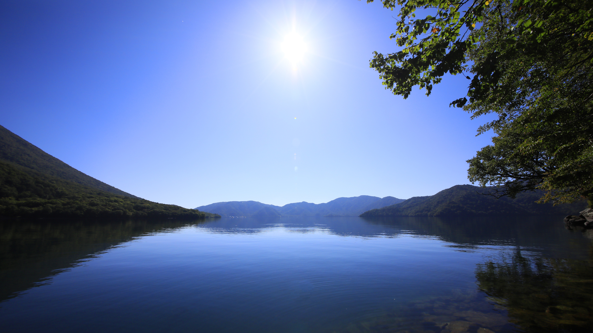 中禅寺湖｜のどかな湖畔は四季折々の表情を愉しめます（車で約5分）