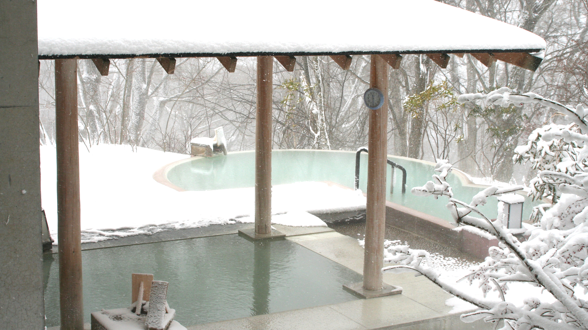 露天風呂｜源泉かけ流しで身も心も温まります　※例年12～3月に積雪します