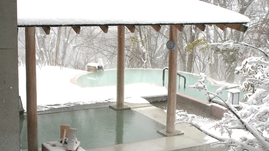 露天風呂｜源泉かけ流しで身も心も温まります　※例年12～3月に積雪します