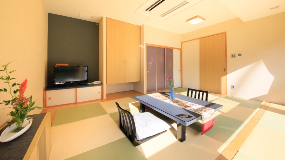 【ビューバス付】和室｜琉球畳を使用した和洋モダンな客室です