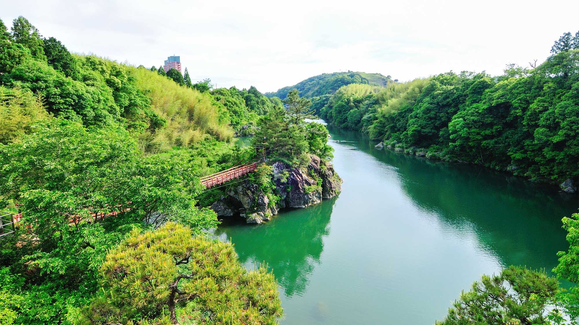 ・物部川のほとりに建つ一軒宿です。宿からこの景色をご覧いただけます