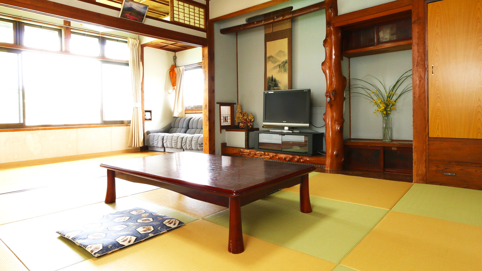 お部屋の一例。「琉球畳」のお部屋になることもございます！