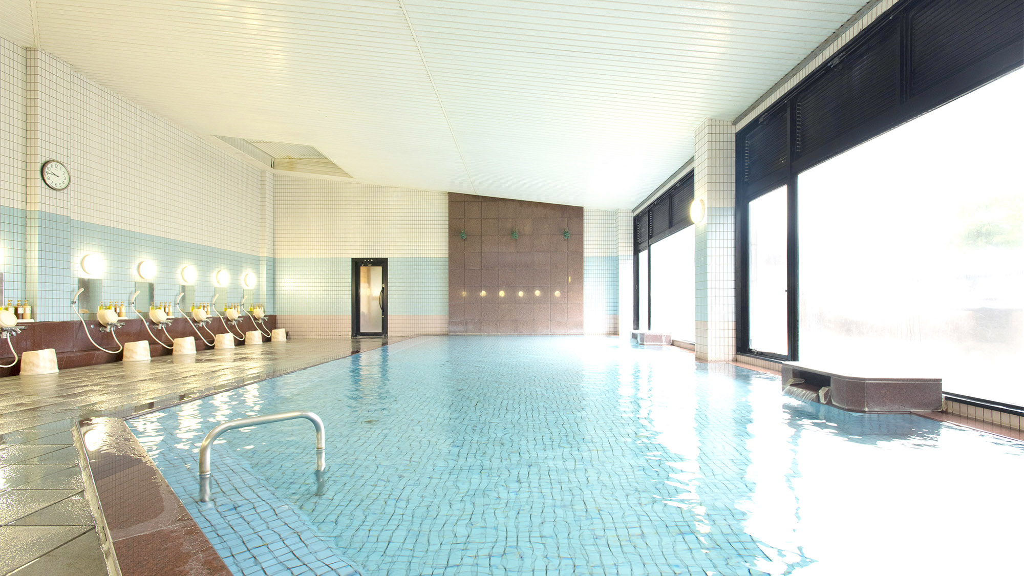 シャンプー、リンス、ボディーソープが備え付けられています。