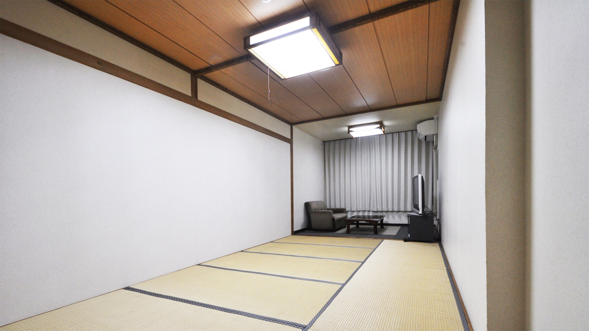 【和室（13畳）トイレなし】足を伸ばしてくつろげる畳のお部屋。5名様までご利用いただけます。