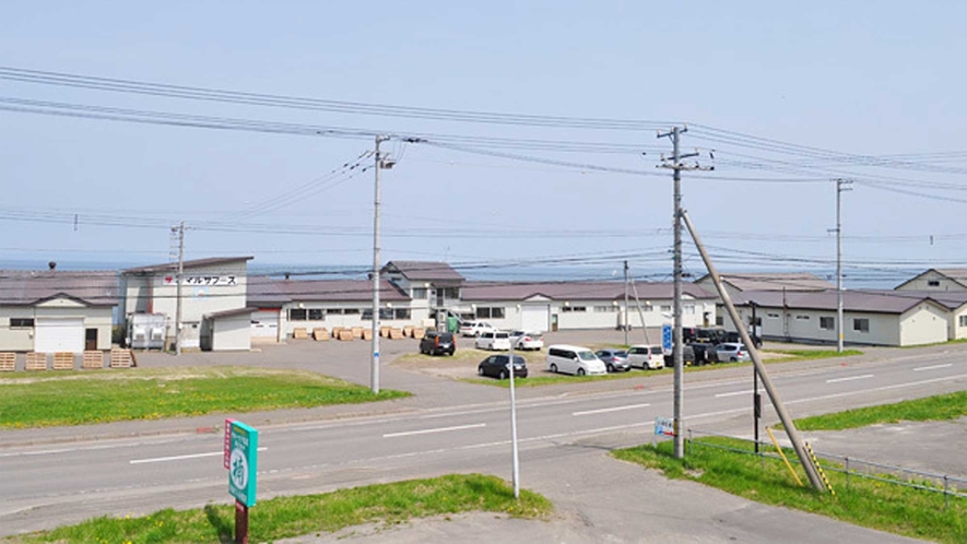 【周辺】海岸沿いに立つ味わいの宿。海はすぐそこです。