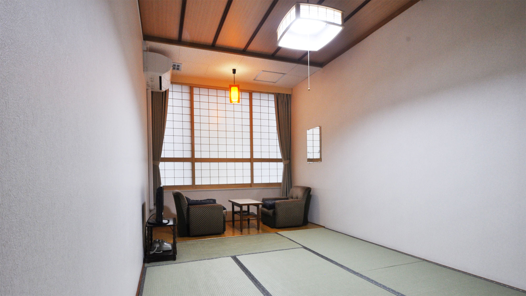 【和室8畳】落ち着いた雰囲気の和室でゆったりと。