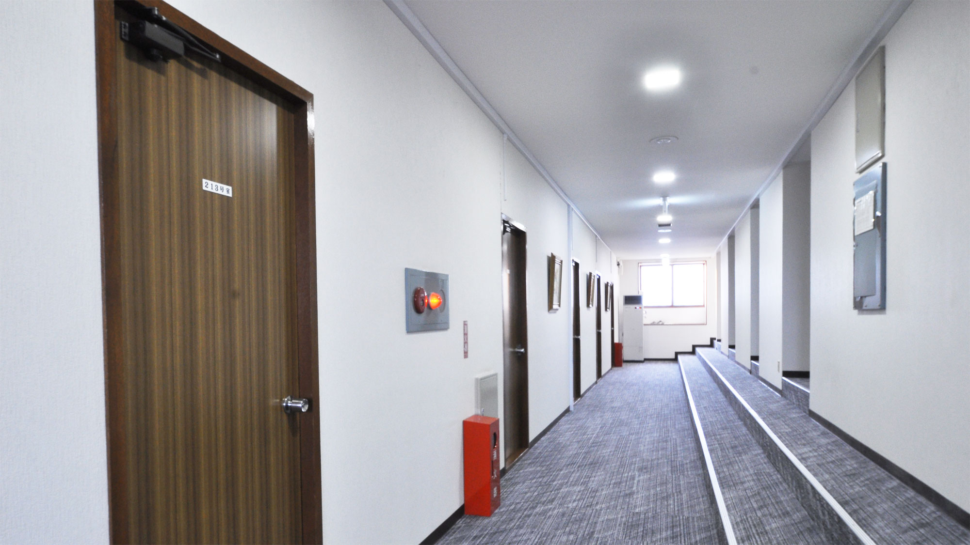 【2階廊下】窓から差し込む光が心地よい明るい廊下