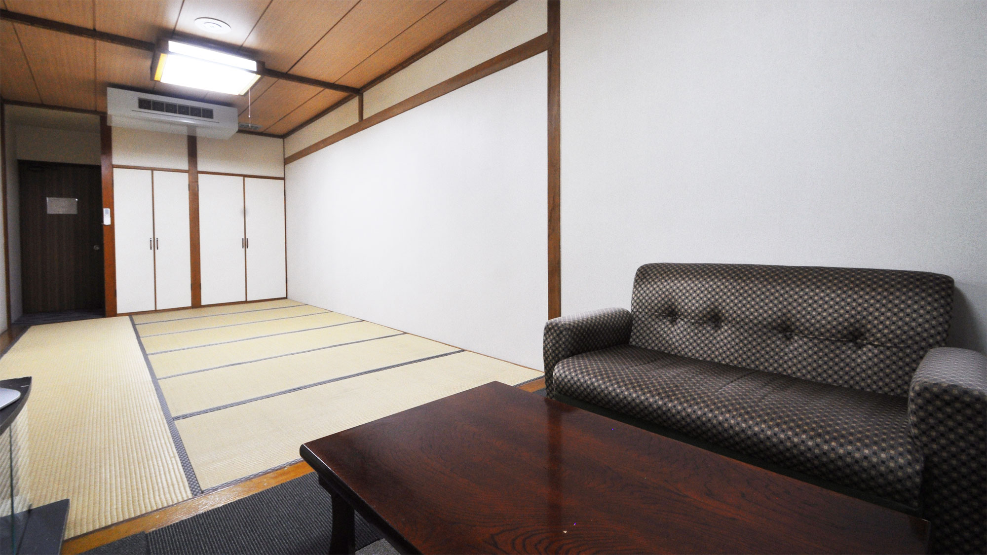 【和室（13畳）トイレなし】お部屋にはソファーもございます。