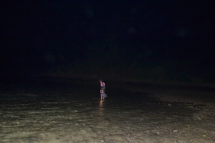 夜の海遊び「イザリ」