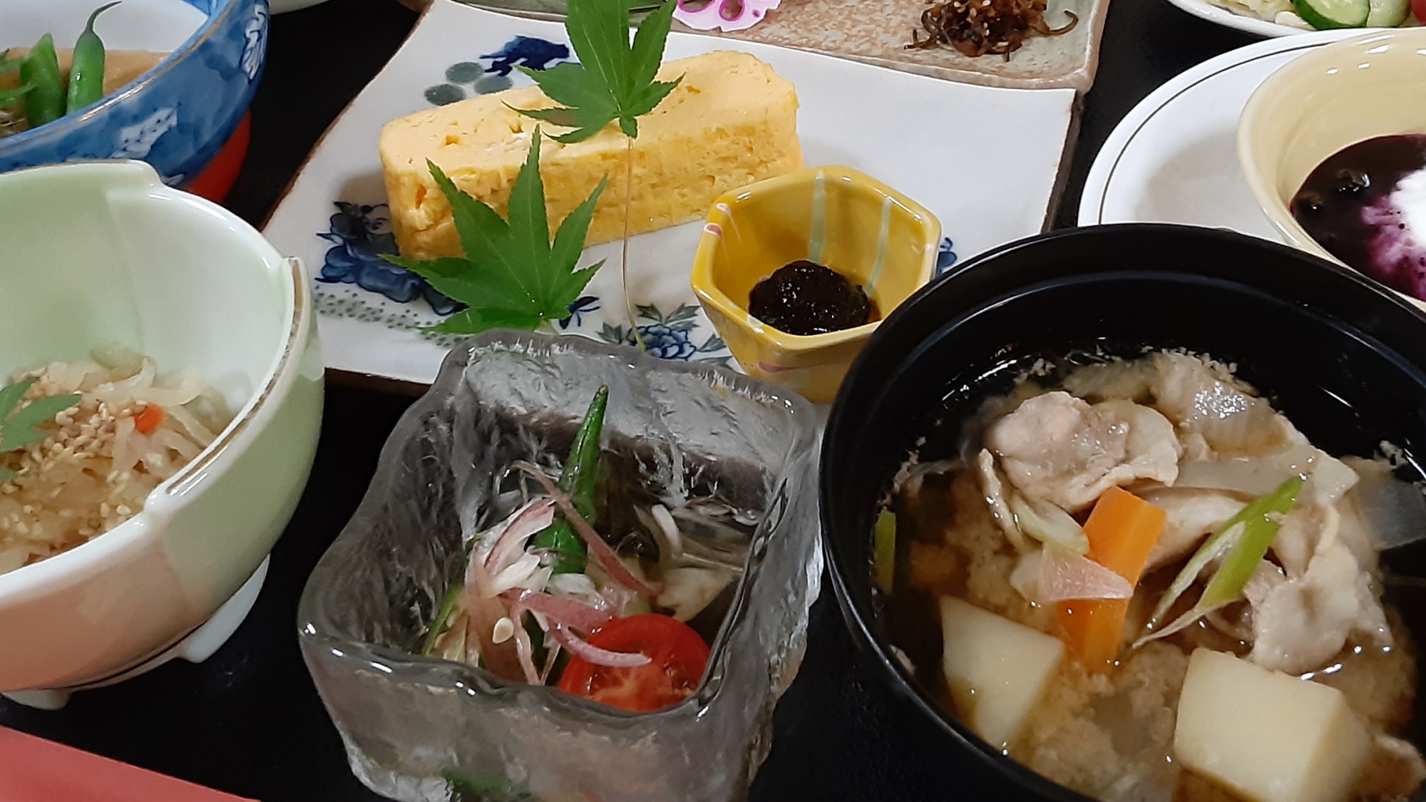 *ご朝食一例/日曜日の朝限定〝豚汁〟もおすすめ。せん菜漬けは鼻にツンと抜ける山葵菜特有の辛味が◎