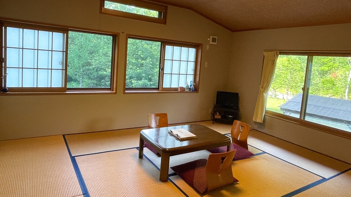 秋神川のせせらぎ響く2階角部屋ほっこり10畳和室