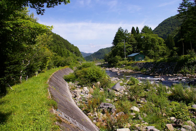 Camping while listening to the murmuring of the Akigami River is the best ♪