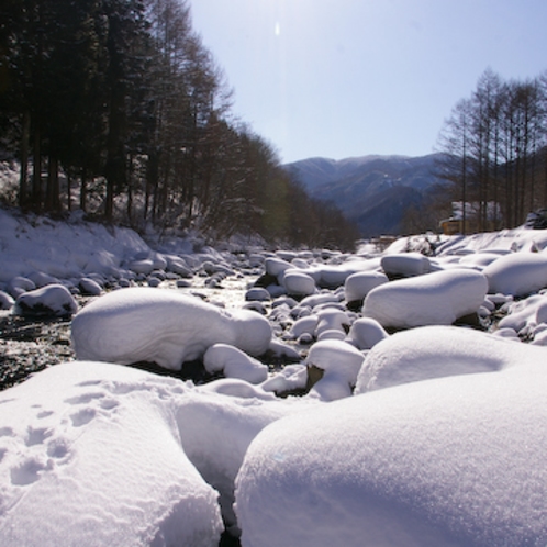 雪の秋神川