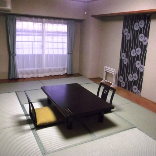 很受帶小孩的客人歡迎的日式房間。請自助使用蒲團。