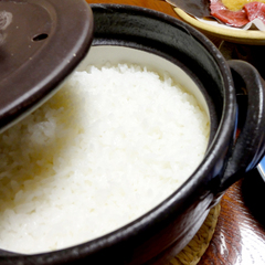 ご飯は鳥取県産のコシヒカリを土鍋で炊き上げます♪ふっくらつやつやのご飯を召し上がれ♪