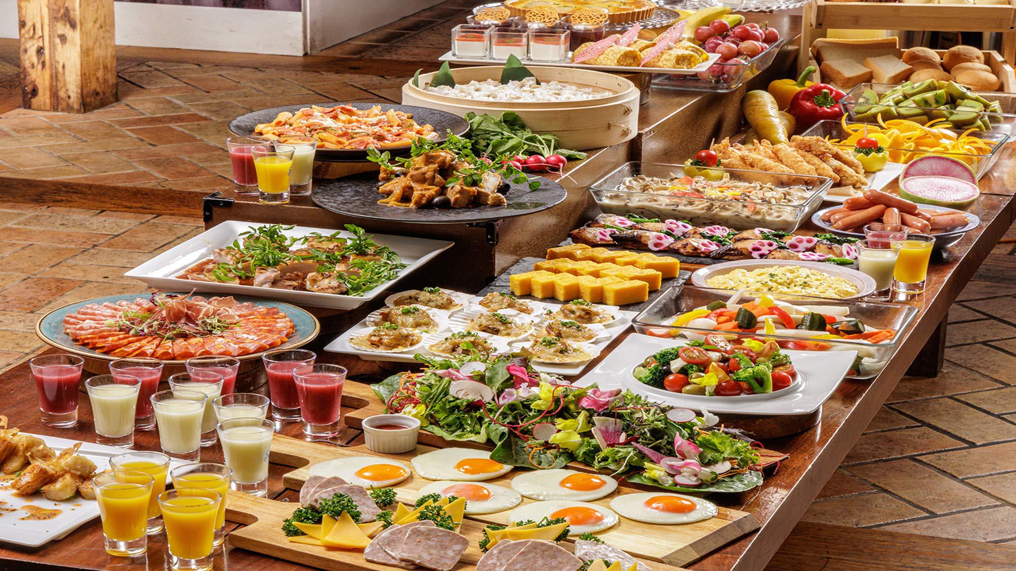 【朝食ビュッフェ】 所せましと並ぶ豊富な料理を心ゆくまでお楽しみください。