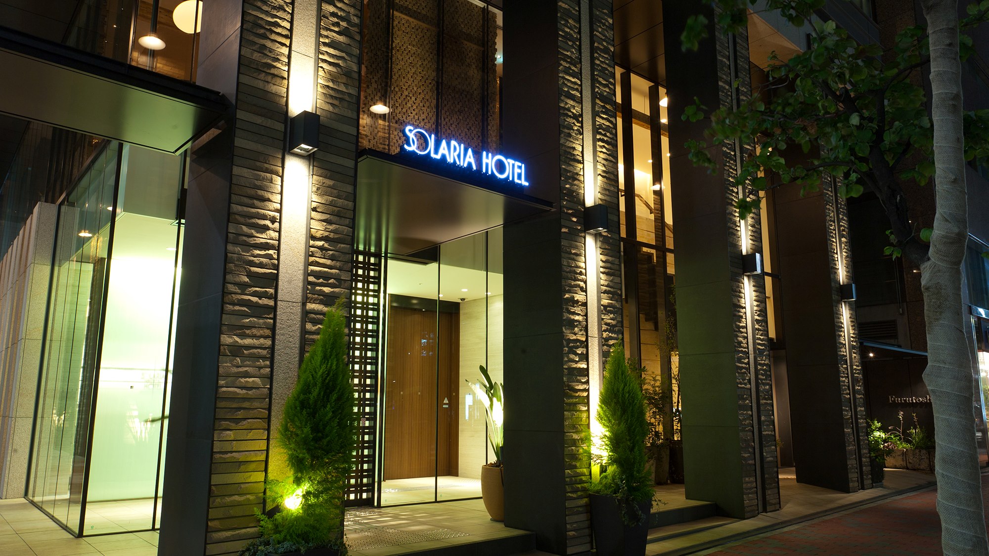 正面入り口　夜