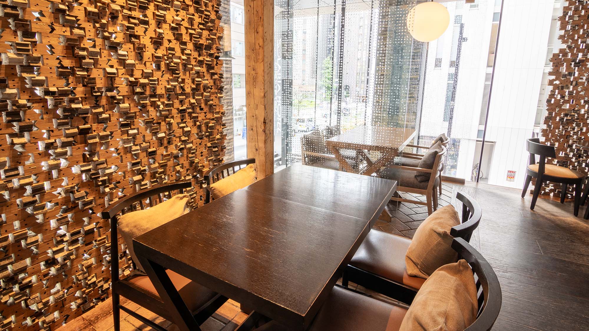 温かい白木のぬくもり溢れる空間で大人のための時間をお楽しみください