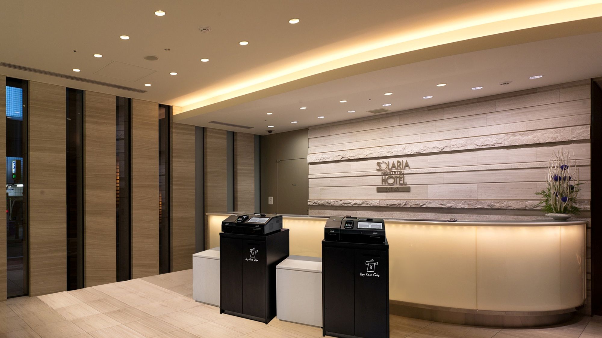 フロント（夜）