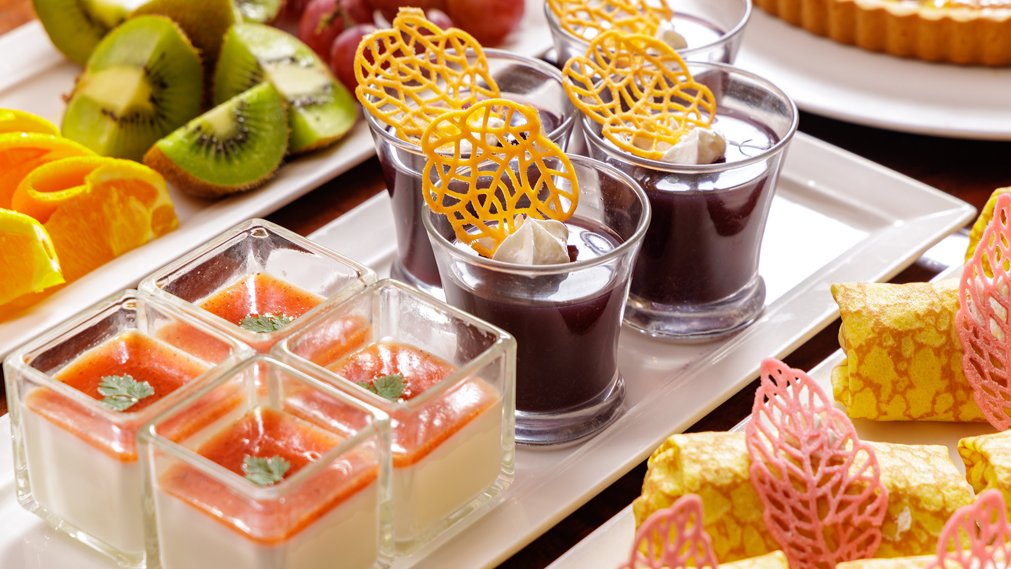 【朝食ビュッフェ】 甘い誘惑が並ぶデザートコーナー。食後のひとときを彩ります。