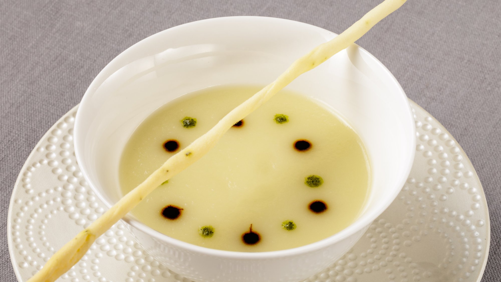 新鮮な野菜や魚や肉を使用したイタリアンランチ。季節の食材に拘り、色鮮やかに表現します。