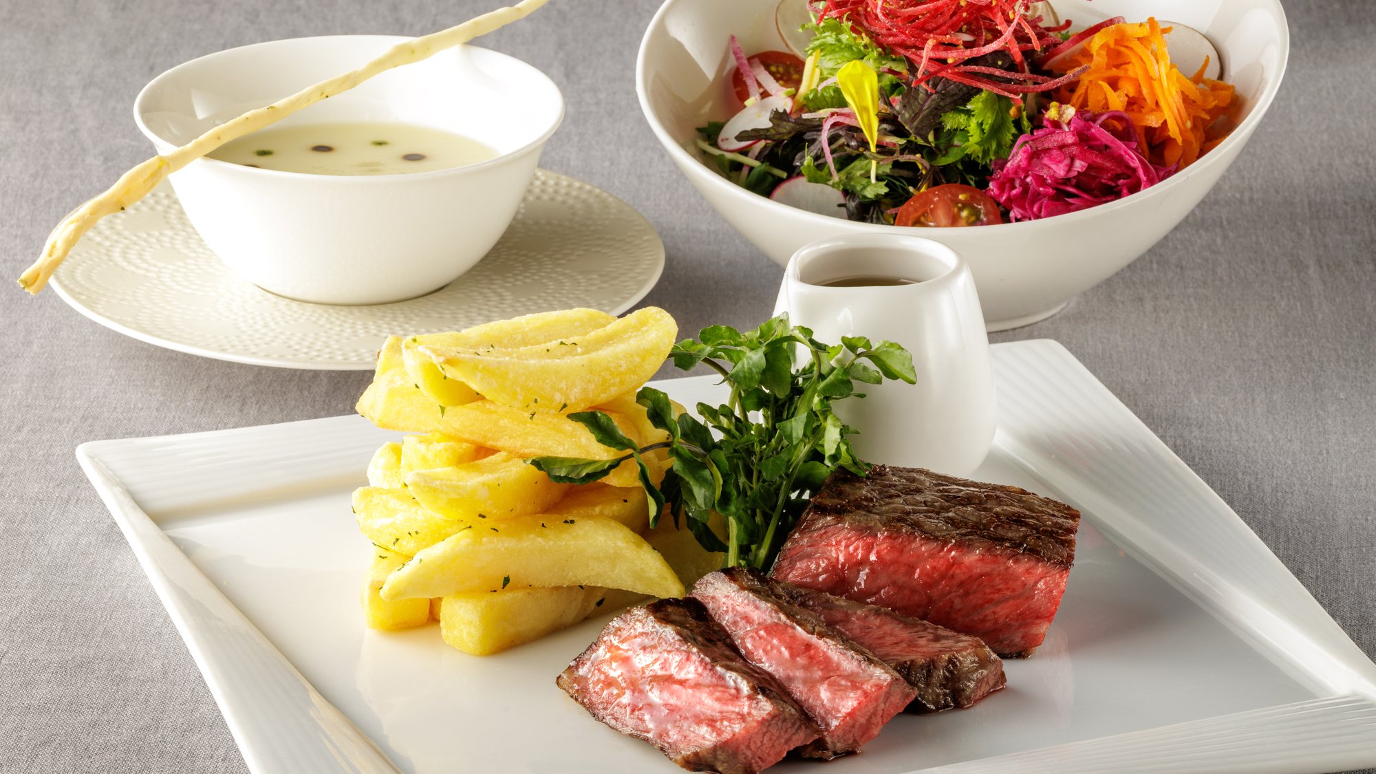 新鮮な野菜や魚や肉を使用したイタリアンランチ。季節の食材に拘り、色鮮やかに表現します。