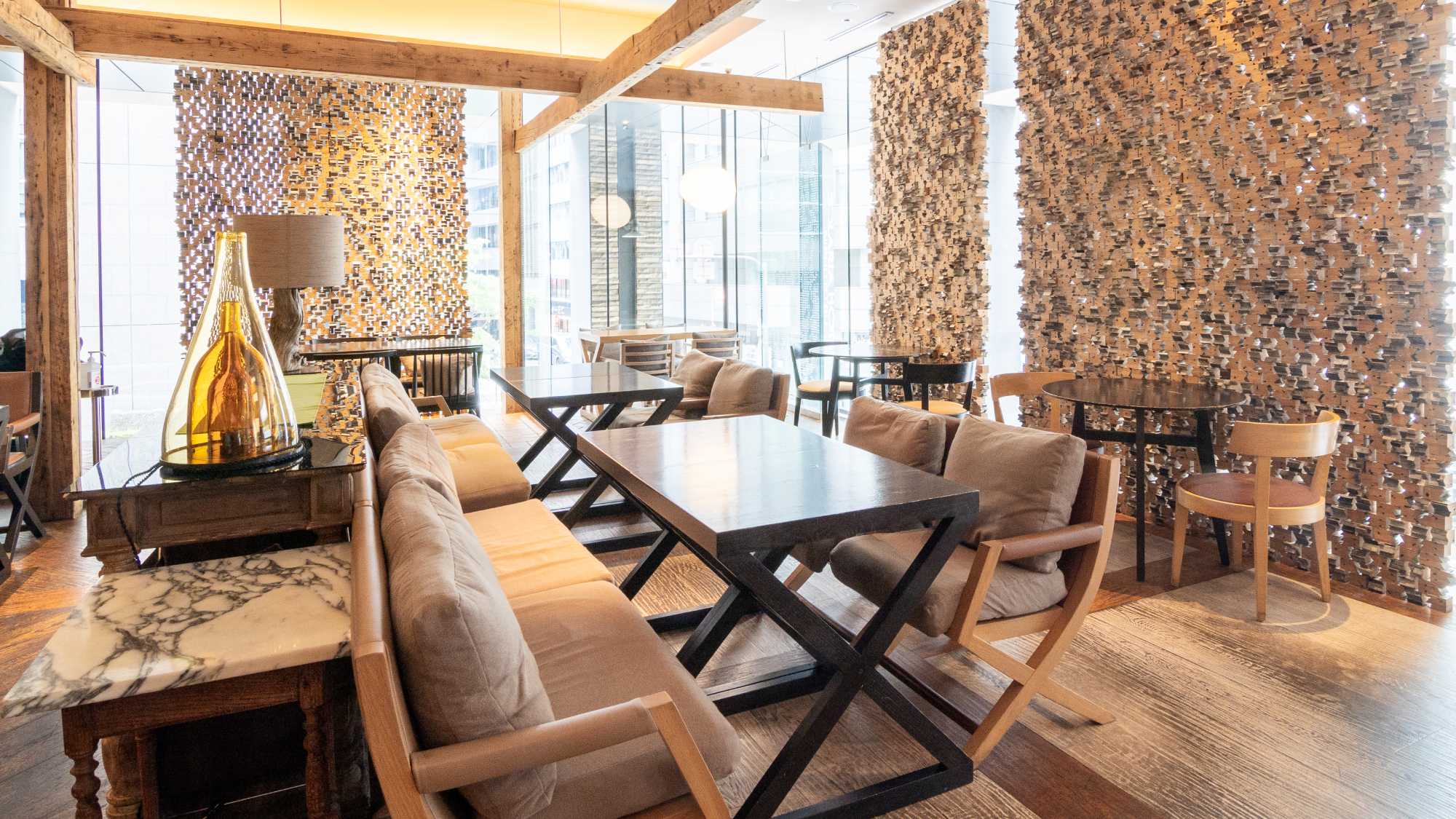 温かい木のぬくもりと、ホテルらしいモダンテイストを融合させた開放的な空間です