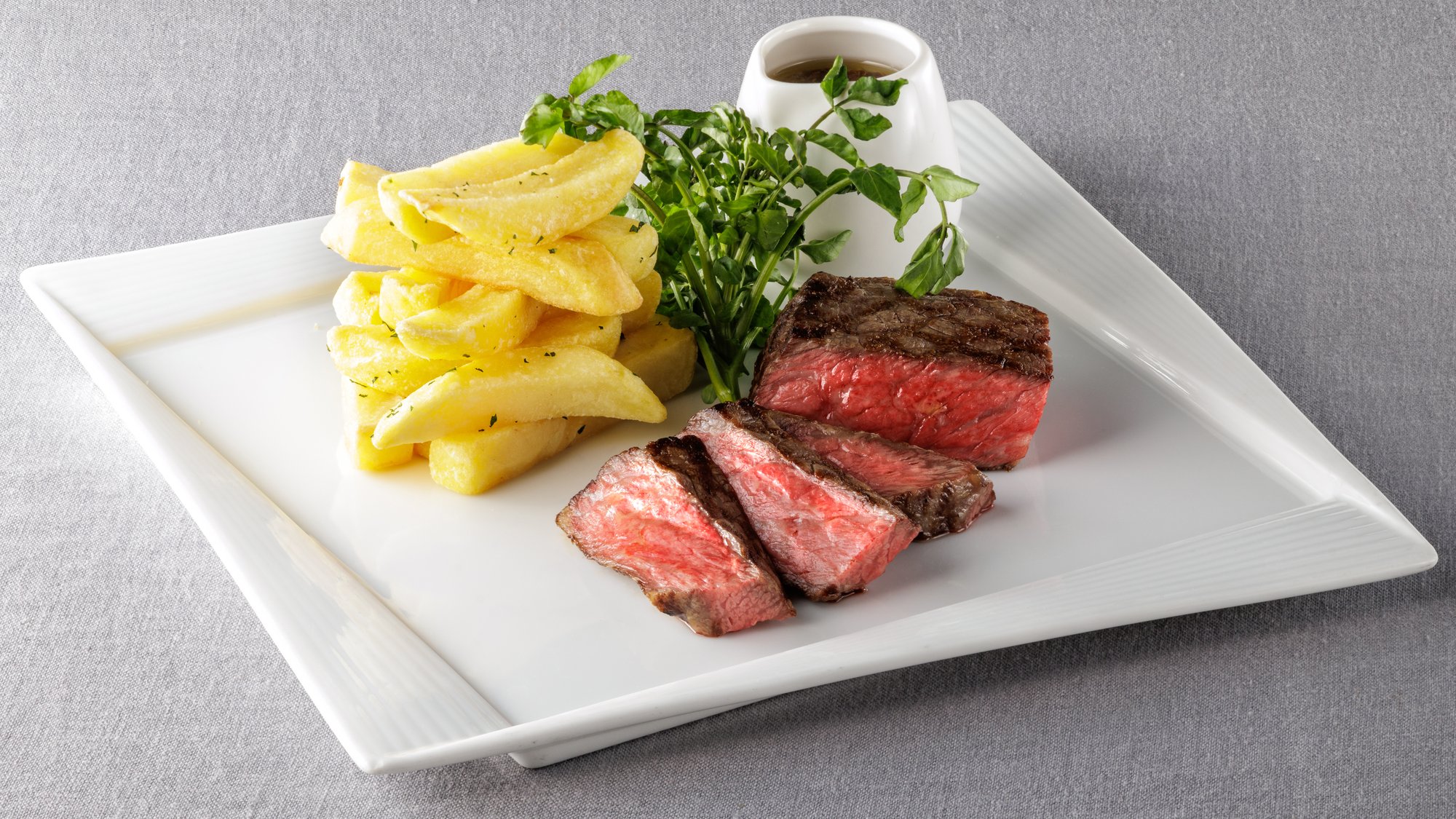 新鮮な野菜や魚や肉を使用したイタリアンランチ。季節の食材に拘り、色鮮やかに表現します。