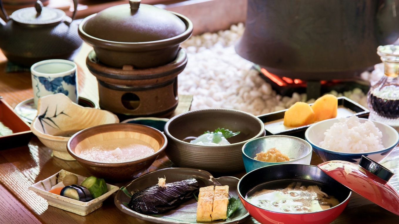 【朝食だけのプラン】地元で育った素材にこだわった和朝食をご用意、山の恵みと天然温泉を堪能