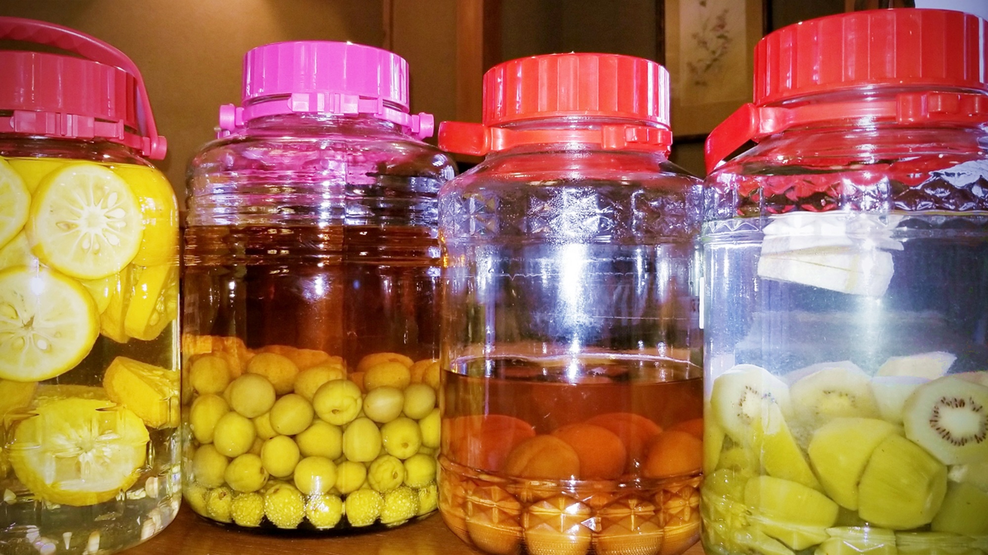 *自家製果実酒。ロックやソーダ割でお楽しみください♪  