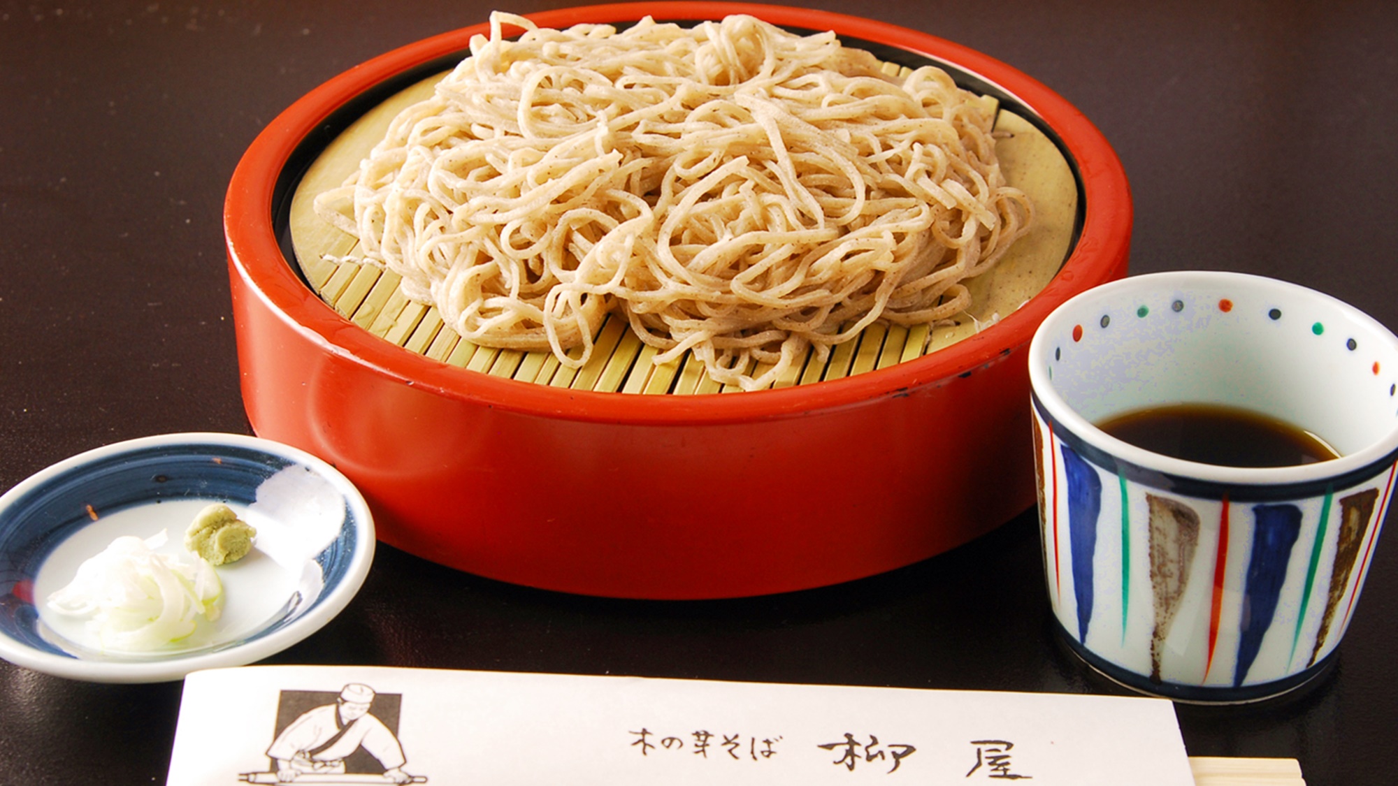 柳屋の手打ちの木の芽そば。朱色のせいろに盛られている