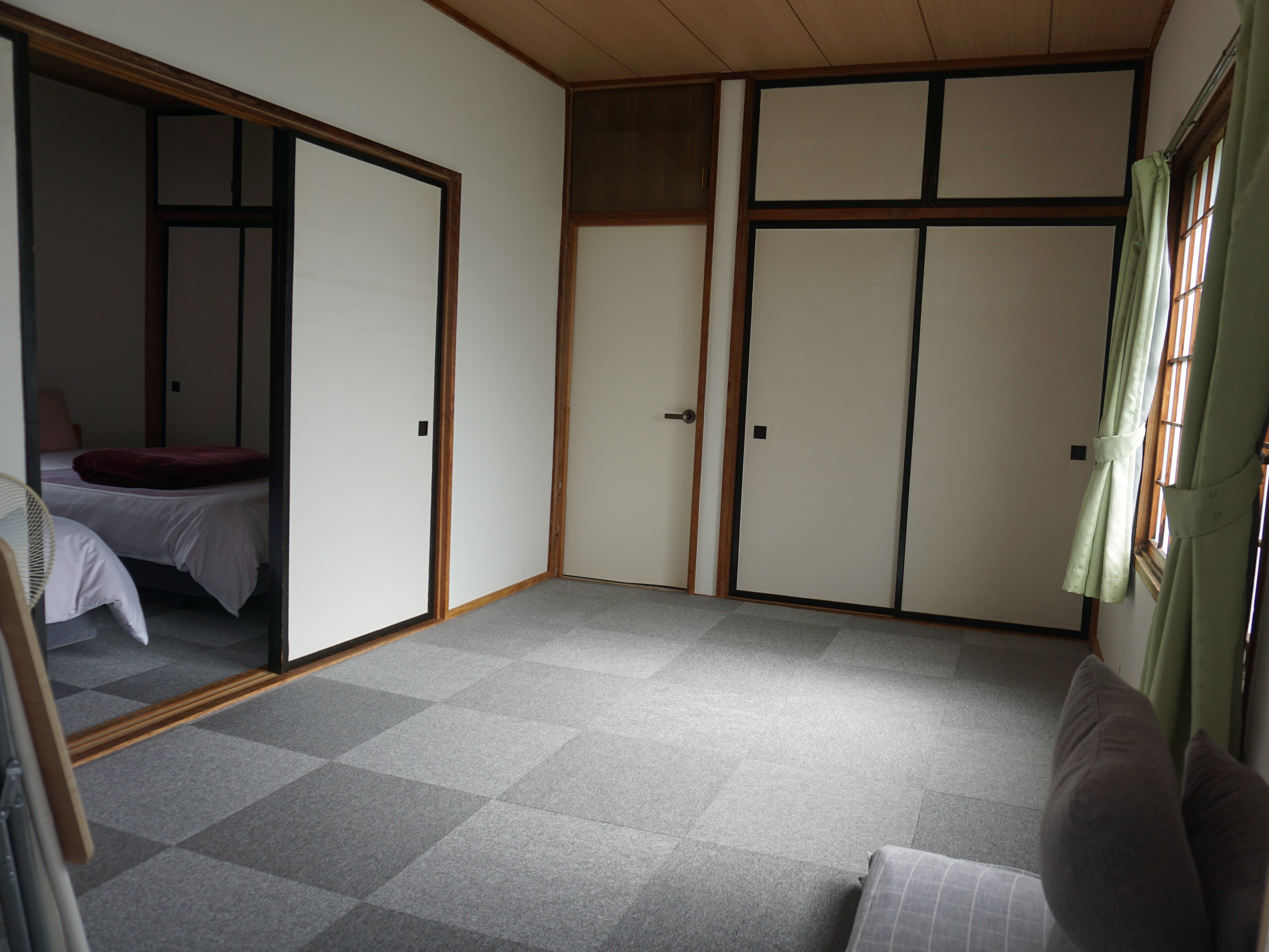 左奥はベッドルーム。２名様まではベッド、３名様以上はこちらのお部屋にお布団をご用意いたします。