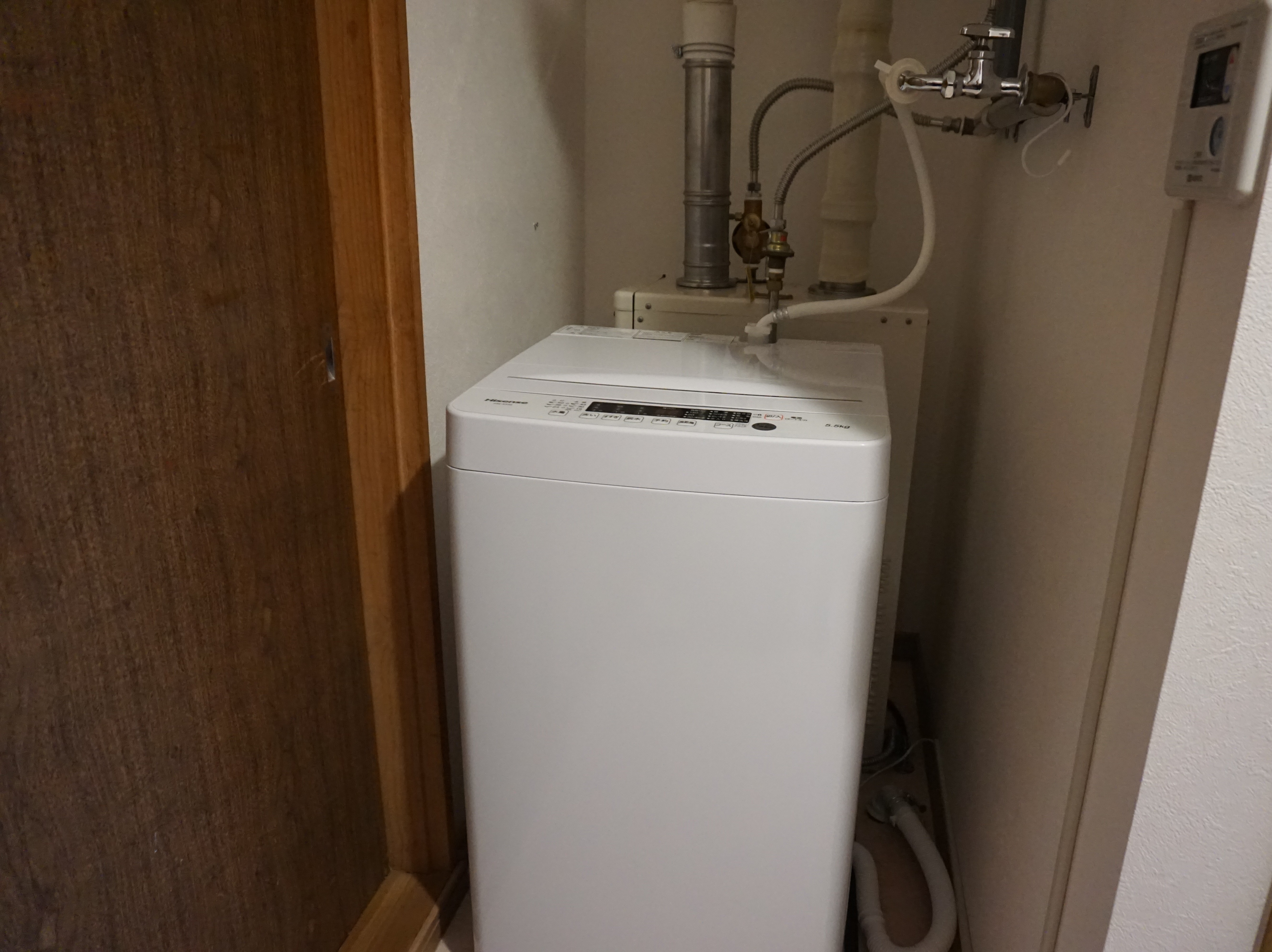 コテージのお部屋についている洗濯機。乾燥機はメインハウス内にございます（9PM終了）。