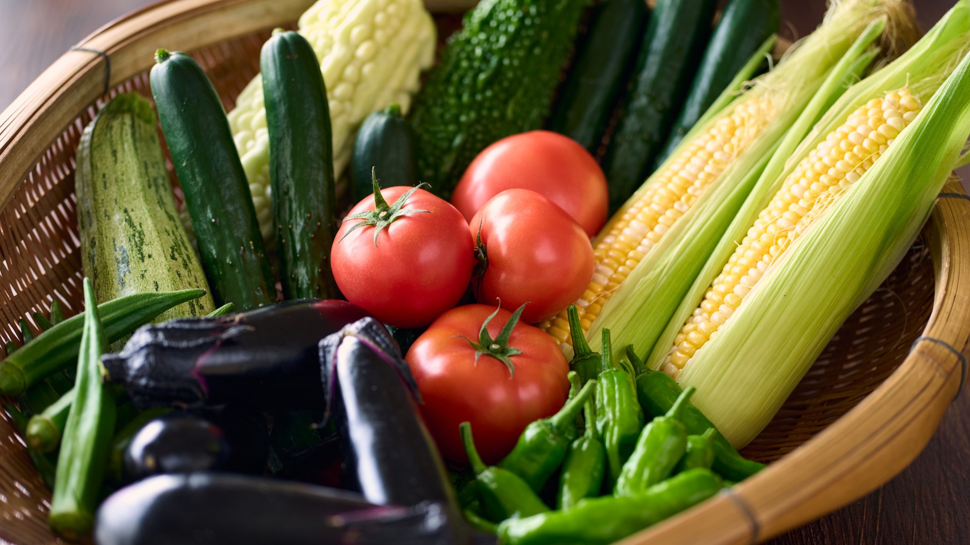 お料理には栄養価が高く、味の濃い地元産の野菜を使用