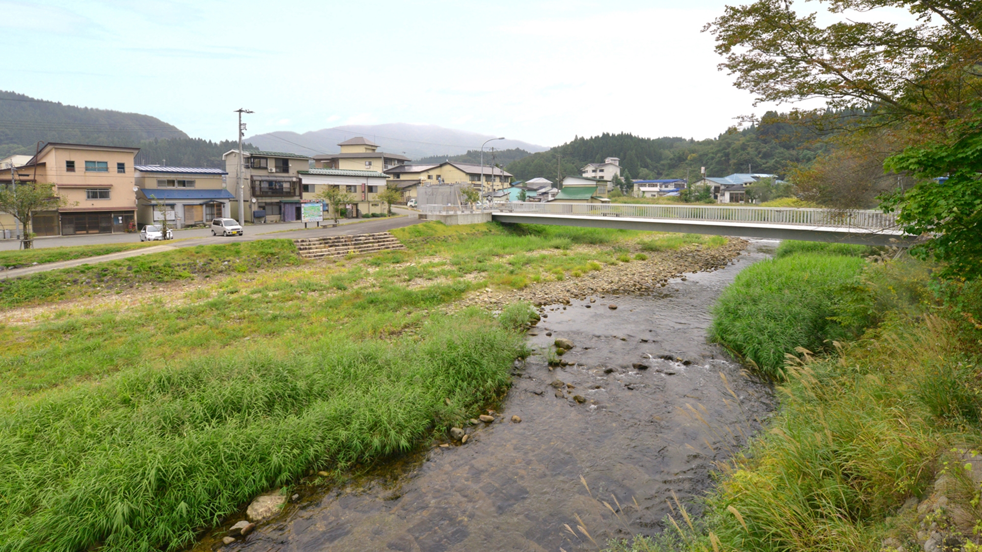 *近くを流れる清流“小国川”/天然アユ釣りで全国的に有名な河川。長閑な田園風景に癒されます。