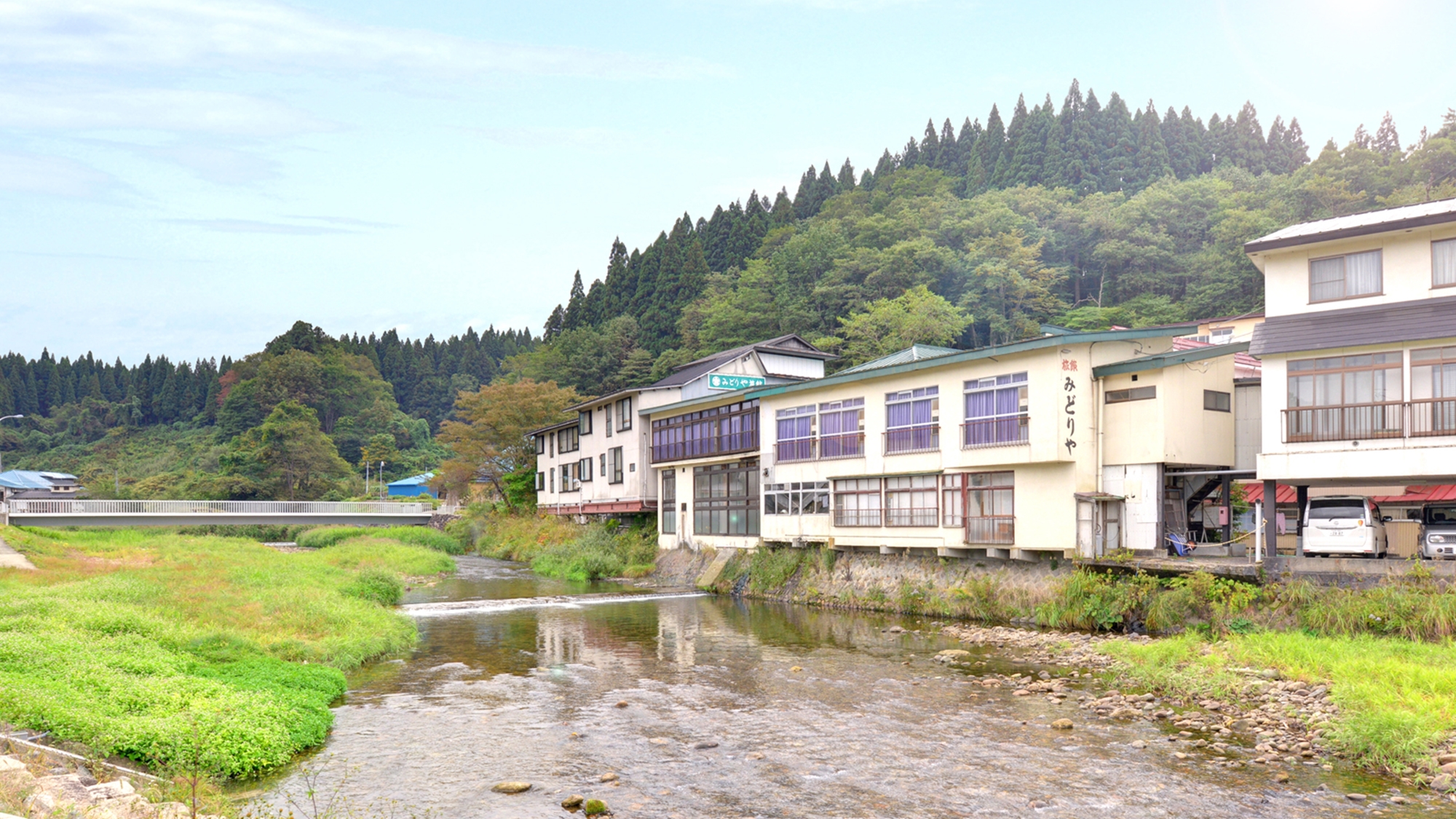 *全室清流小国川に面した、赤倉温泉郷に佇む宿。源泉100％天然温泉と創作料理が愉しめる。